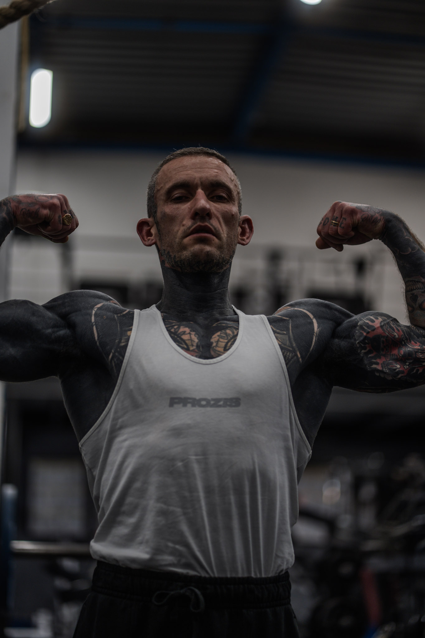 Physique, pose double biceps.